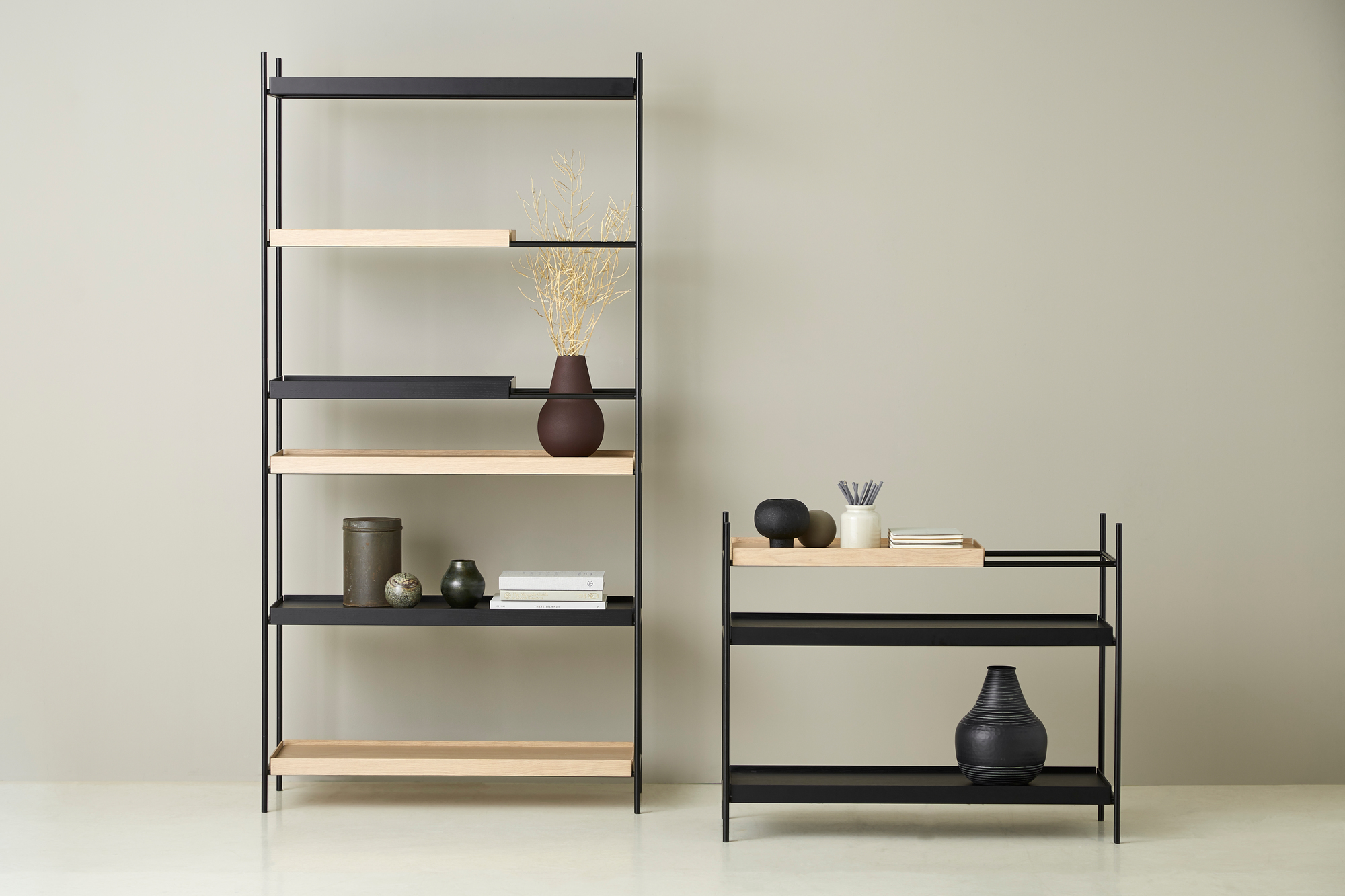 Tray Shelf Low Regal Eiche: 2 breit Schwarz: 1 kurz Woud Woody Low Regal Hay aus Massiv Eiche